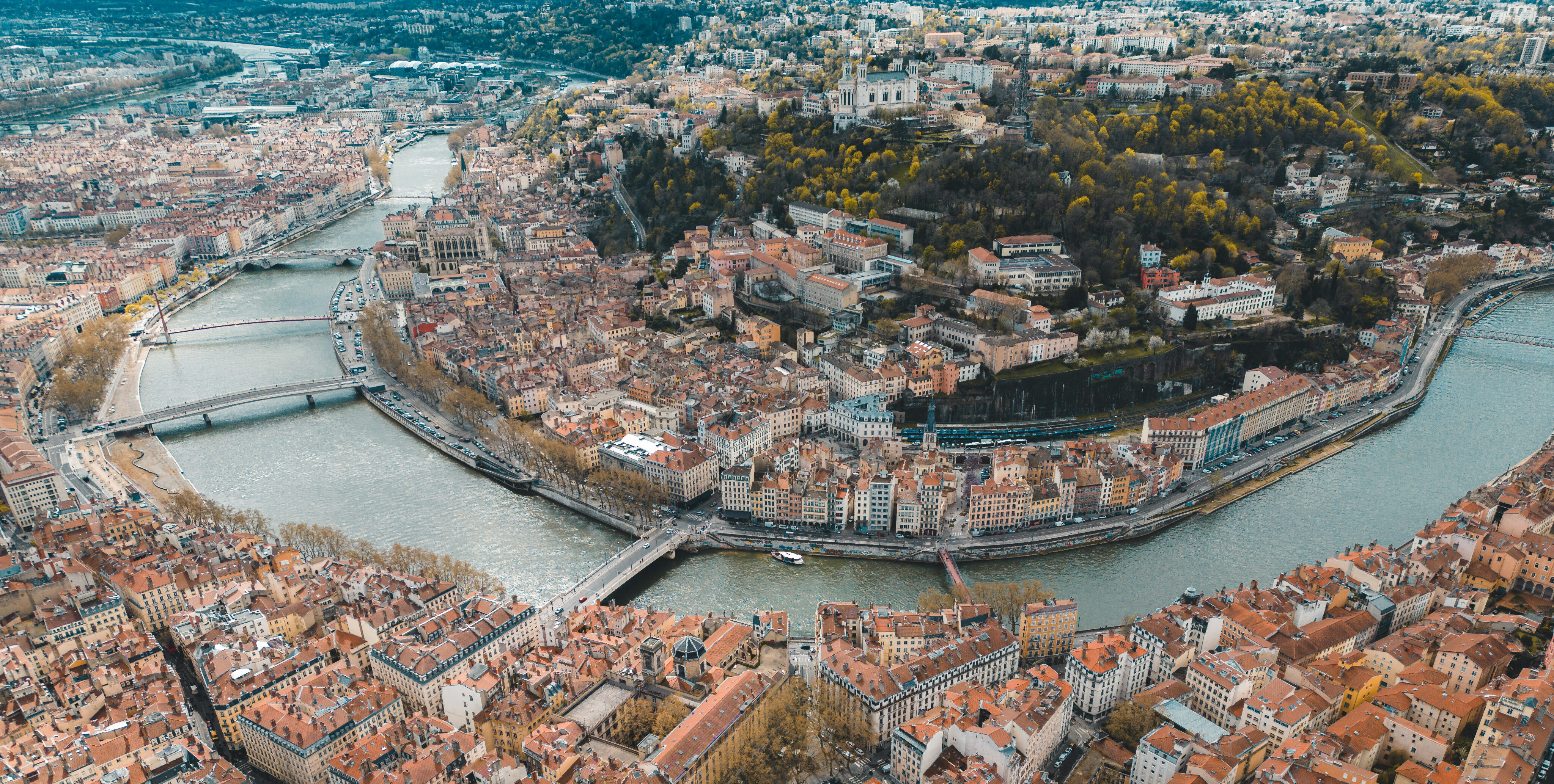 Ville de Lyon vu de haut - plan d'un drone