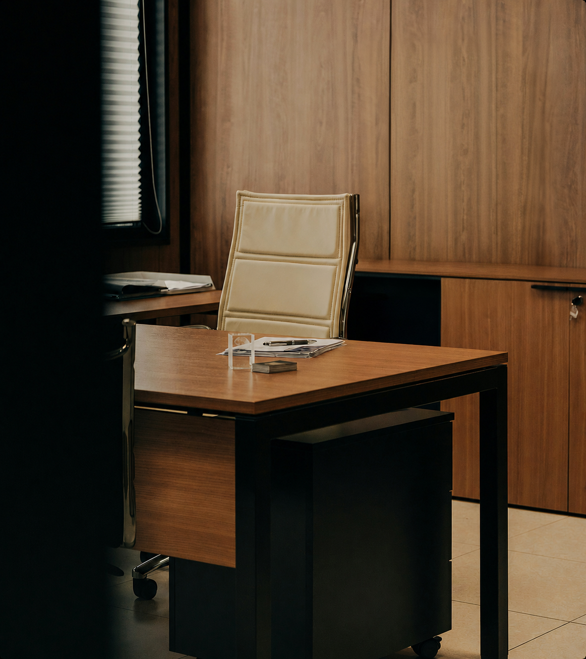 Image d'un bureau propre avec une chaise